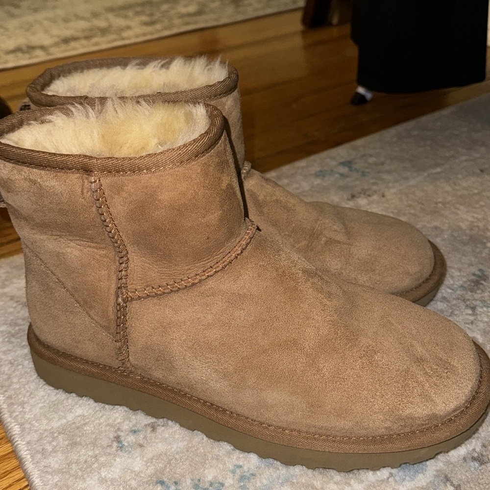 UGG MINI NWOT SIZE 8